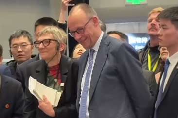 German Chancellor Friedrich Merz watches Spring Festival Gala-style robot martial arts show live in Hangzhou!